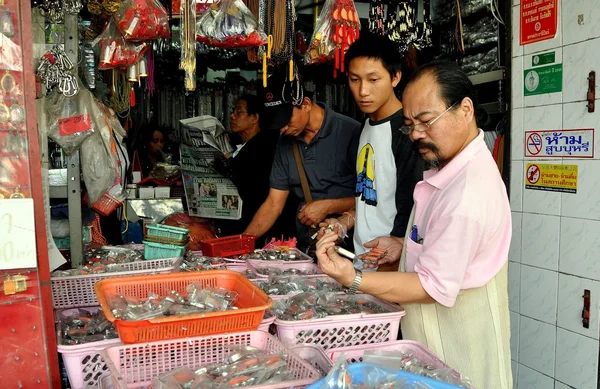Bangkok, Tailândia: Homens Comprando Objetos Religiosos — Fotografia de Stock