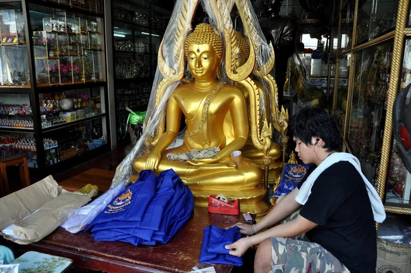 Bangkok, Tayland: Tay adam ve Buda heykelleri — Stok fotoğraf