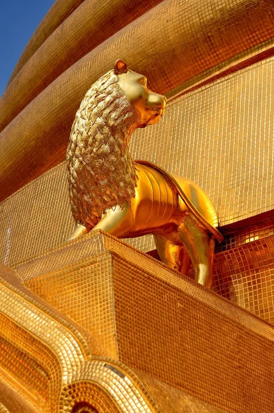 Bangkok, Thailand: Gilded Lion at Thai Temple — Stock Photo, Image