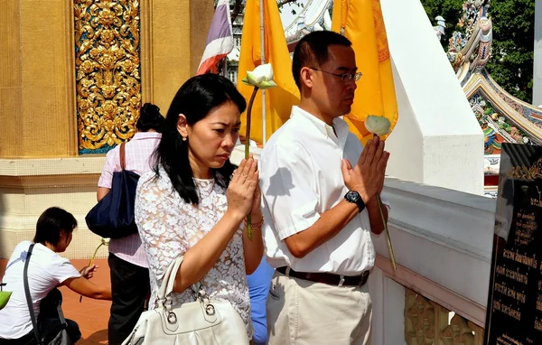 Bangkok, Tailândia: Thais Orando no Templo Tailandês — Fotografia de Stock