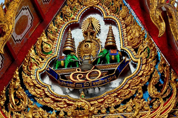 Bangkok, Thailand: Tympanum Figures at Wat Hua Lamphong — Stock Photo, Image