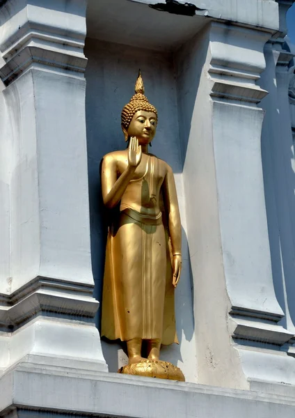 Bangkok, Thailand: Stående Buddha vid Wat Mahathat — Stockfoto