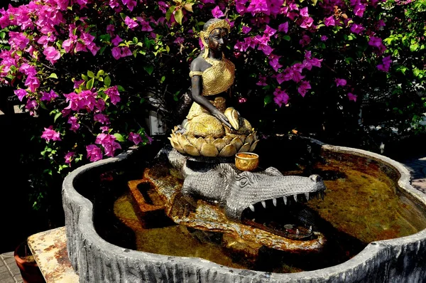 Bangkok, Thailand: Fountain at Wat Hua Lampong — Stock Photo, Image