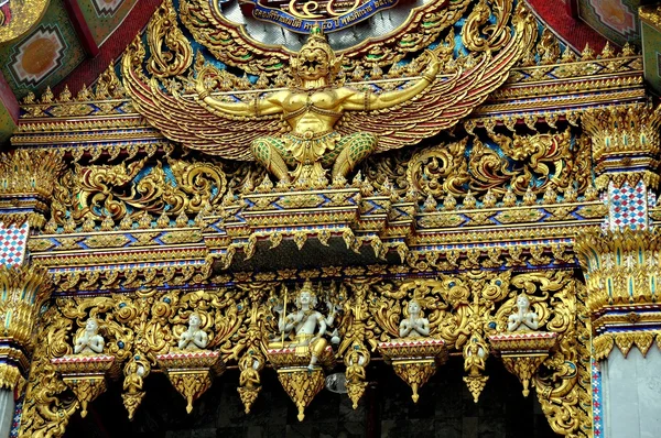 Bangkok, Thailandia: Phoenix Tympanum a Wat Hua Lamphong — Foto Stock