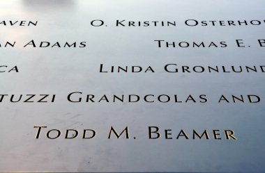 New York Şehir: 9-11 Memorial'dan adları yazılı