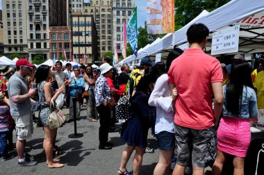 NYC: İnsanlar sıra gıda Tayvanlı Festivali için