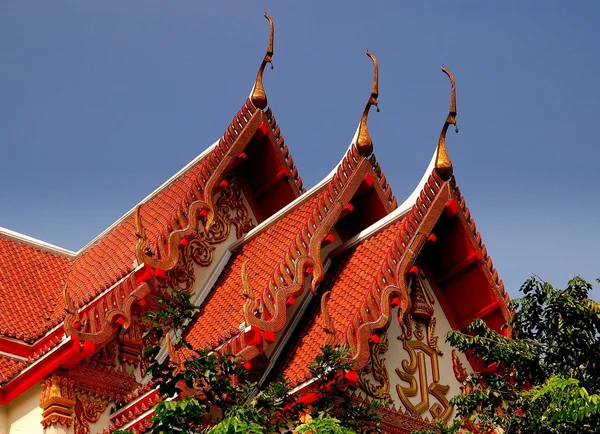 Bangkok, Thailand: Puntgevels daken van Thaise tempel — Stockfoto