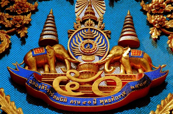 Bangkok, Thaiföld: Timpanon-részletek Thai templomban — Stock Fotó