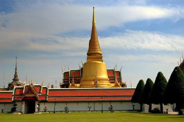 Bangkok, Tailandia: Wat Phra Kaeo en el Palacio Real —  Fotos de Stock