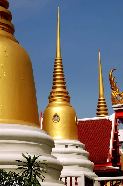 Bangkok, Thailand: Vergulde Chedis op Wat Chaichana Songkhram — Stockfoto