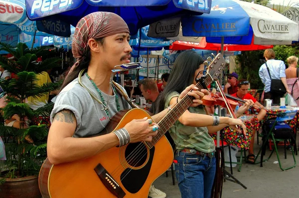 Bangkok, Thajsko: Hudebníci zábavné na trh Chatuchak — Stock fotografie