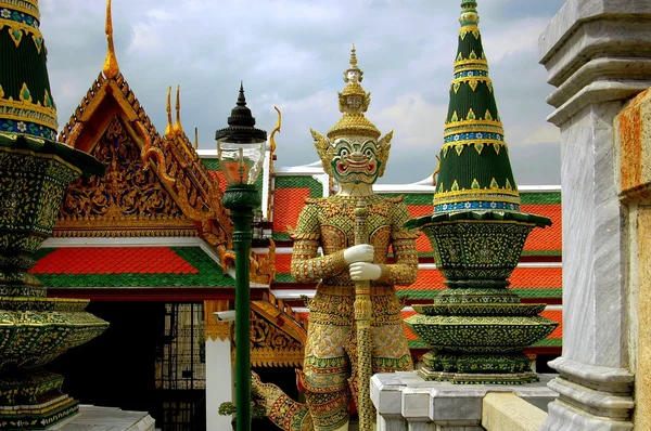 Bangkok, Thailand: Wat Phra Kaeo på Kungliga slottet — Stockfoto