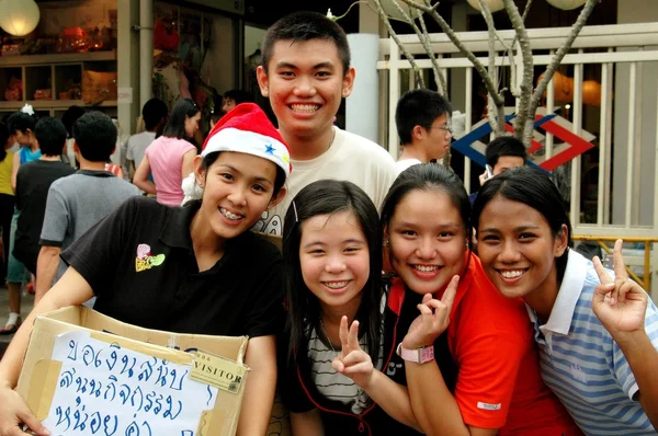 Bangkok, Tailândia: Yourhs tailandeses no mercado de Chatuchak — Fotografia de Stock