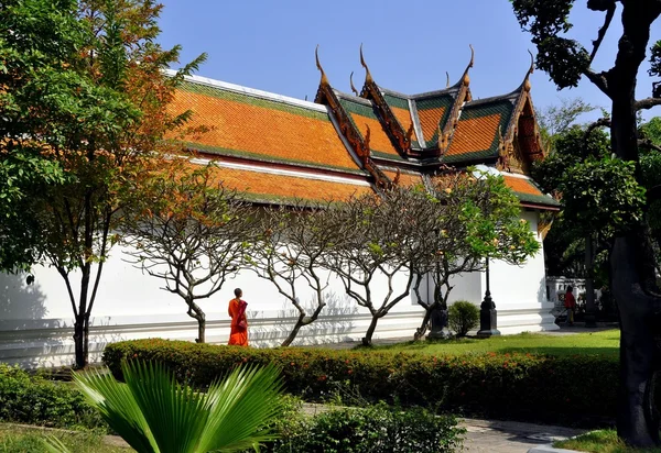 曼谷，泰国: 和尚走在苏泰寺 — 图库照片