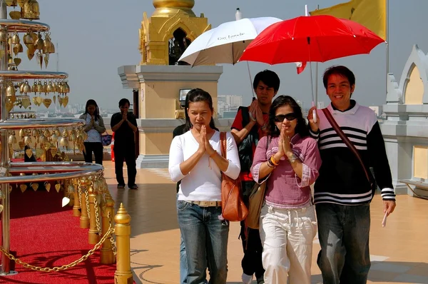 Bangkok, Thailand: Thais Praying at the Golden Mount Temple — Stock Photo, Image