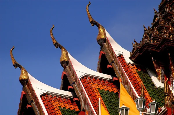 Bangkok, thailand: tempeldächer am wat yanawa — Stockfoto