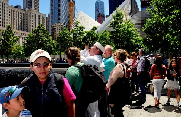 New York City: Návštěvníci v 9-11 Memorial — Stock fotografie