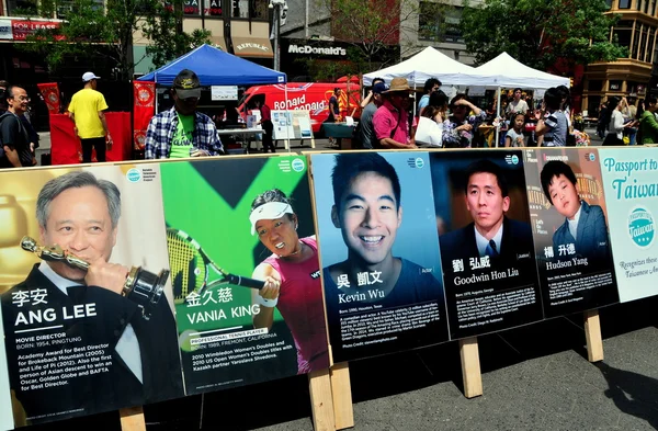 Nyc: Foto-Plakatwände berühmter taiwanesisch-amerikanischer Künstler — Stockfoto