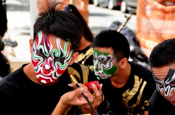 NYC: Performer Applying Facial Makeup at Asian Festival — Stock Photo, Image