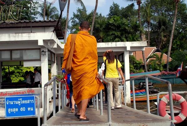Bangkok, Thailand: Boeddhistische monnik op de Chao Praya rivier Pier — Stockfoto
