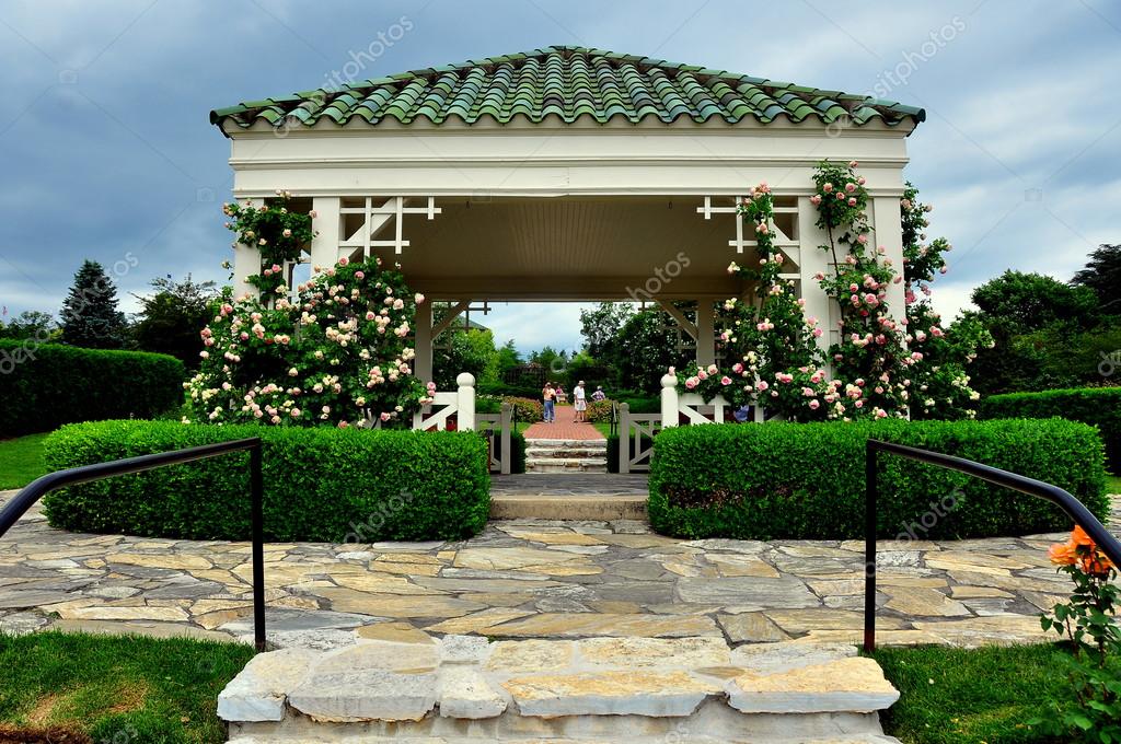 Hershey Pa Hershey Gardens Gazebo With Climbing Roses Stock