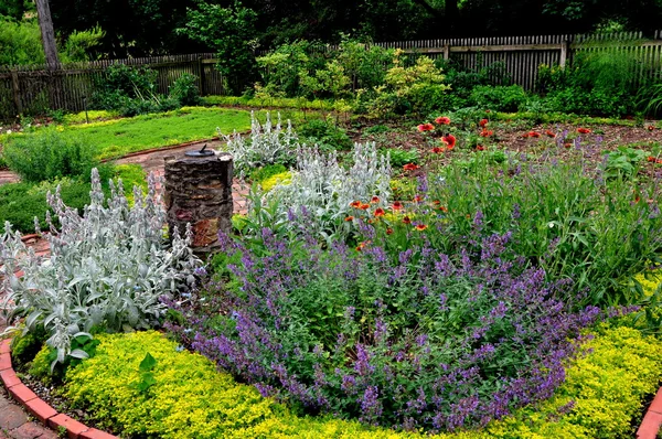 Quarryville, pa: robert fulton födelseplats solur trädgård — Stockfoto