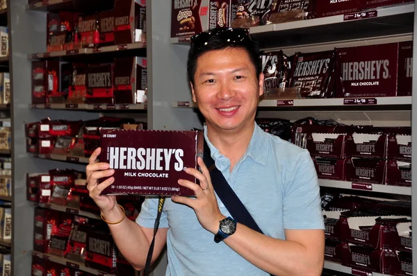 Hershey, PA: Asian Man with Hershey Bar — Stock Photo, Image