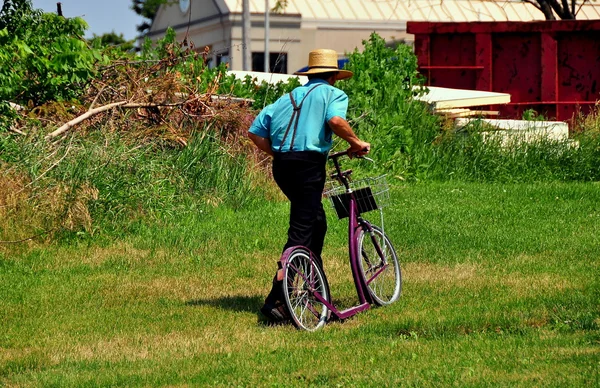 Lancaster County, PA: Amish Man Walking Bicycle — Stock Photo, Image