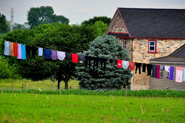 Lancaster County PA: Laundry Drying on Clothesline — Stockfoto