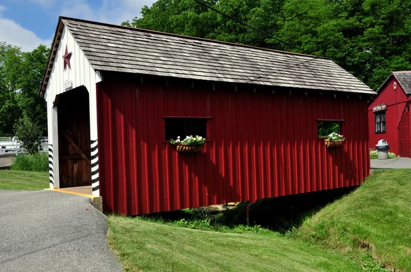 Lancaster, PA: Amish Village Covered Bridge — Fotografia de Stock
