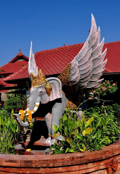 Chiang Mai, Tailandia: Estatua de elefante en Wat Chomphu —  Fotos de Stock