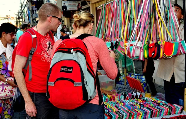 Chiang mai, thailand: einkäufer auf dem nächtlichen markt — Stockfoto