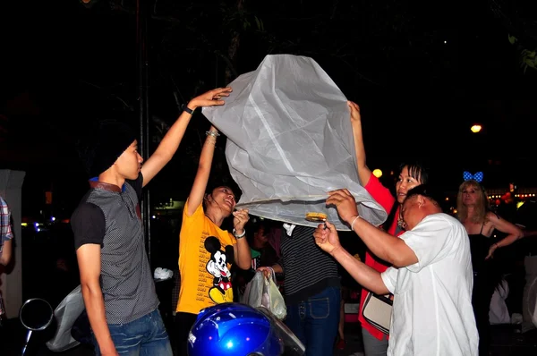 Chiang Mai, Thailand: Lighting Paper Lanterns — Φωτογραφία Αρχείου