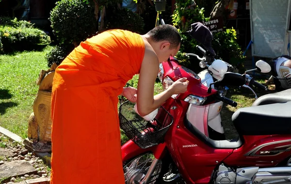 Chiang Mai, Thaland: Monk Painting at Wat Chai Mongkhol — Stok fotoğraf