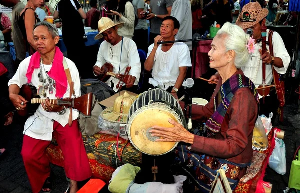 Chiang mai, thailand: thailändische Musiker auf dem Nachtmarkt — Stockfoto