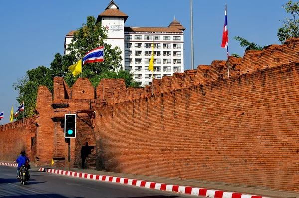 Chiang Mai, Thailandia: Tha Phae Gate & Defense Walls — Foto Stock