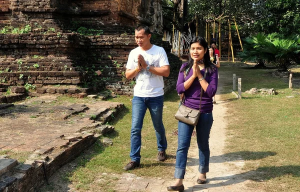 Chiang mai, thailand: thai betet im wat ched yod — Stockfoto