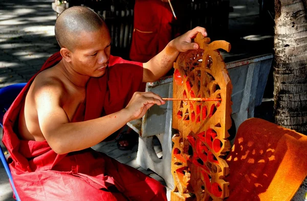 Chiang Mai, Thailand: Monk Painting Window Tracery — Φωτογραφία Αρχείου