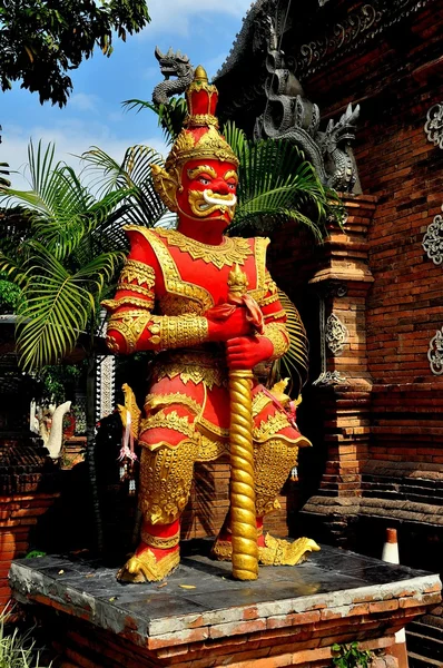 Chiang Mai, Tailândia: Estátua do Guardião Vermelho em Wat Lok Molee — Fotografia de Stock