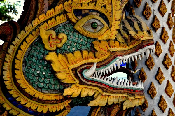 Chiang mai, thailand: drache mit entblößten zähnen im wat mulan — Stockfoto