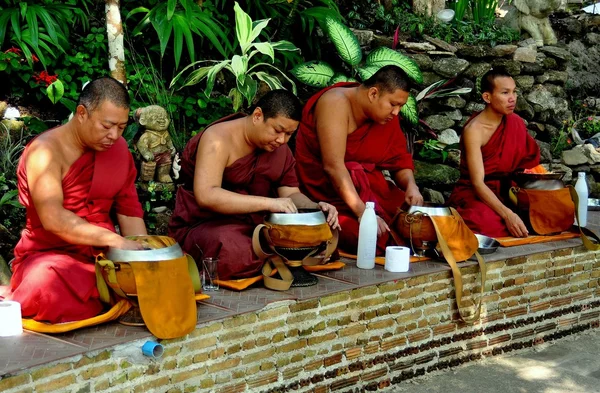 Chiang Mai, Thailand: Buddhist Monks at Wat Palad — Zdjęcie stockowe