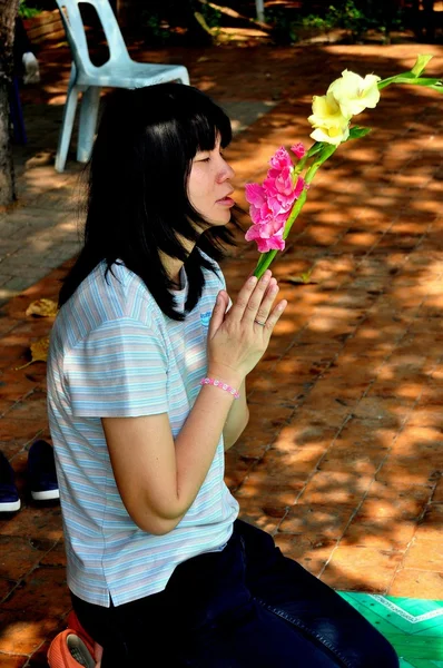 Chiang mai, thailand: Frau betet im wat phra singh — Stockfoto