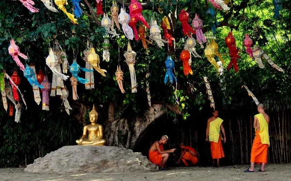 Chiang Mai, Thaïlande : Les moines à Wat Phan Tao — Photo