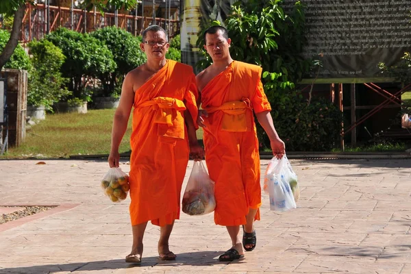 Chiang Mai, Thailand: Two Buddhist Monks at Wat Suan Dok — Zdjęcie stockowe