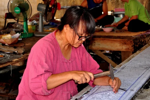 Chiang Mai, Thailand: Craftswoman at Wat Sri Suphan — Stock Photo, Image