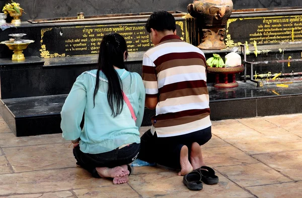 Chiang Mai, Thailand:Thais Praying at Wat Suan Dok — 图库照片