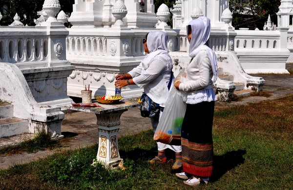 Chiang Mai, Thailand: Muslim Women at Wat Suan Dok Royaltyfria Stockfoton