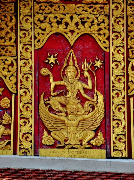 Chiang Mai, Tailandia: Panel tallado en Wat Saen Feng —  Fotos de Stock