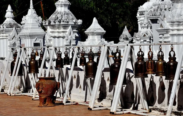 Chiang Mai, Thailand: Bronze Tempel Bells at Wat Suan Dok — Stok fotoğraf