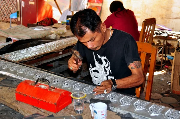 Chiang Mai, Thailand: Craftsman at Wat Sri Suphan — Zdjęcie stockowe